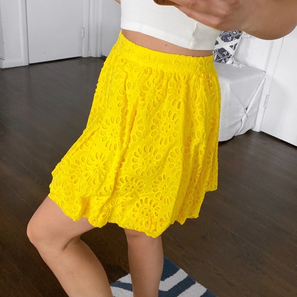 ☀️ LILLY PULITZER YELLOW EYELET HIGH WAIST MINI SKIRT! - Picture 6 of 16